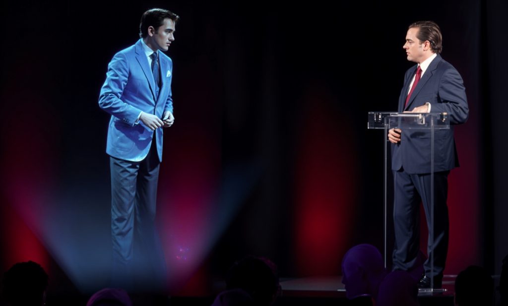Speaker interactuando con holograma en escenario holográfico