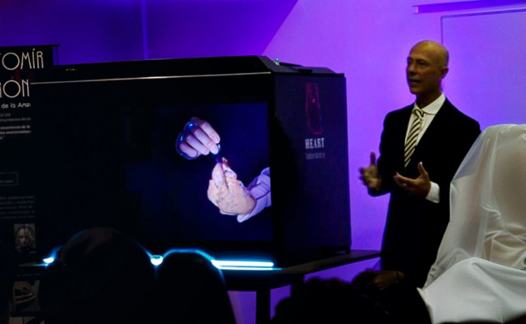 Profesor dando una clase holográfica en facultad de medicina