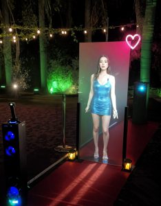 Bienvenida holográfica en fiesta de quince, cumpleañera muestra numero de mesa a invitados