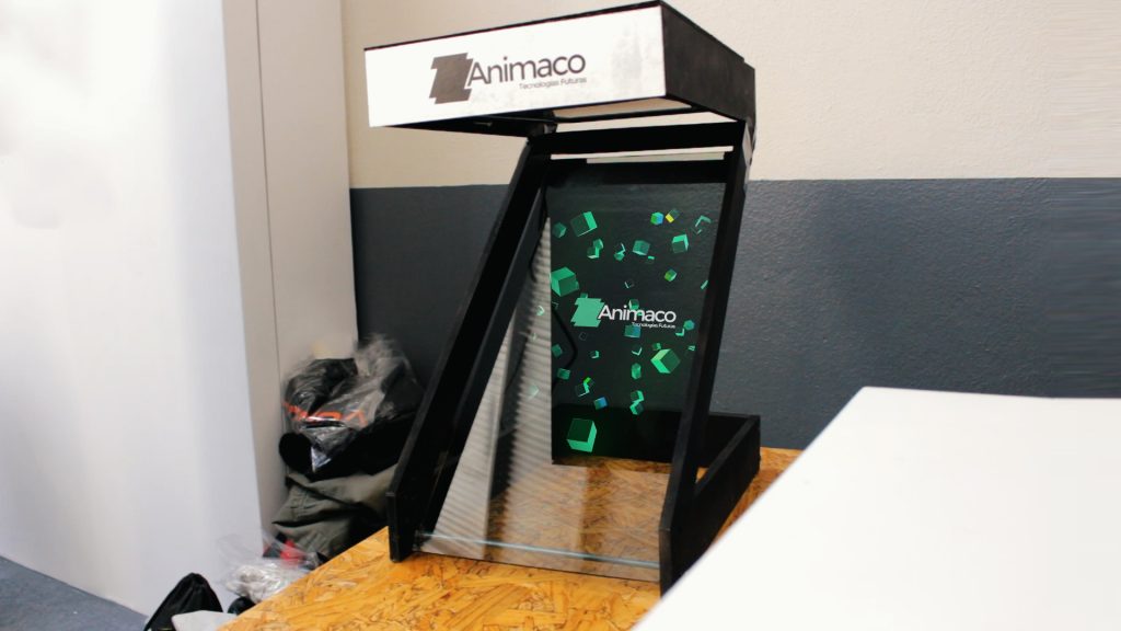 Módulo holográfico zeta muestra logo de Animaco